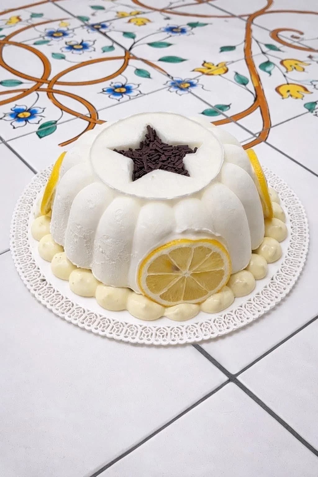 Lemon bundt cake with cream