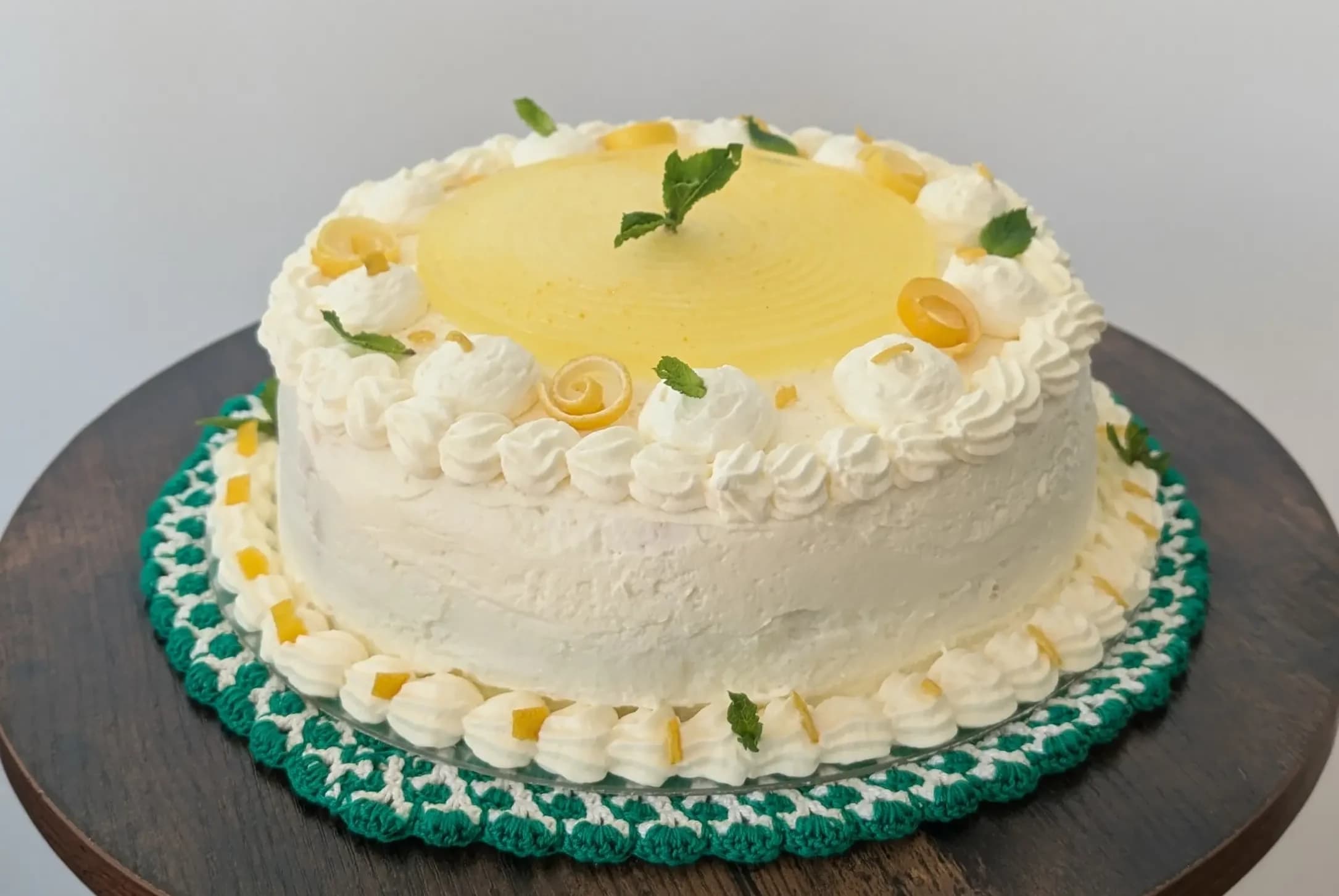 Delizia al Limone with cream decoration